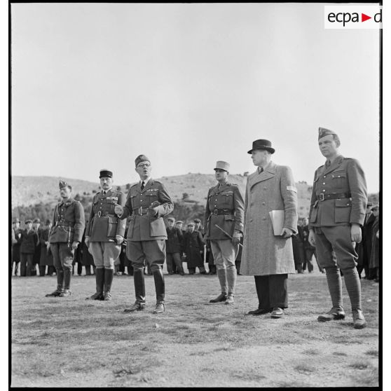 Un colonel polonais s'adresse aux soldats réfugiés polonais rassemblés au camp de Carpiagne.