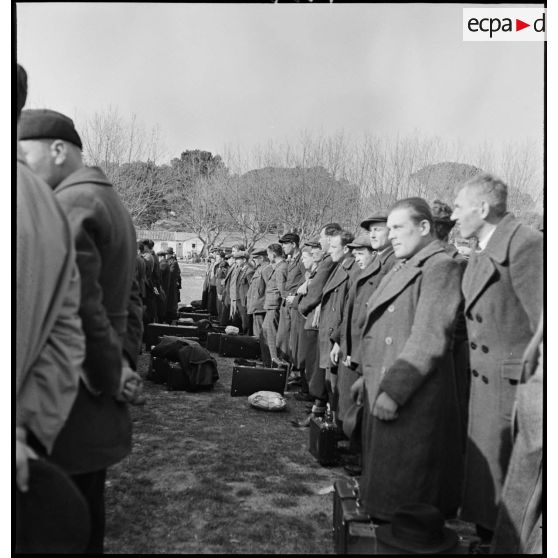Soldats réfugiés polonais rassemblés au camp de Carpiagne.