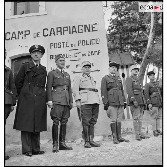 Les autorités militaires françaises et polonaises accueillent les soldats réfugiés polonais au camp de Carpiagne.