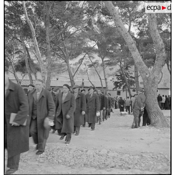 Des soldats réfugiés polonais arrivent au camp de Carpiagne.