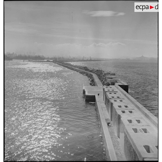Digue dans le port de Marseille.
