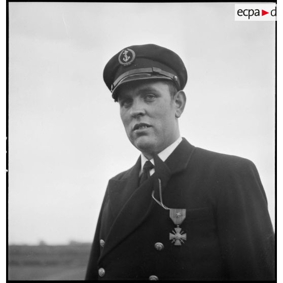 Portrait du second maître Dulouard, chef d'une équipe de marins démineurs, décoré de la croix de guerre avec étoile.