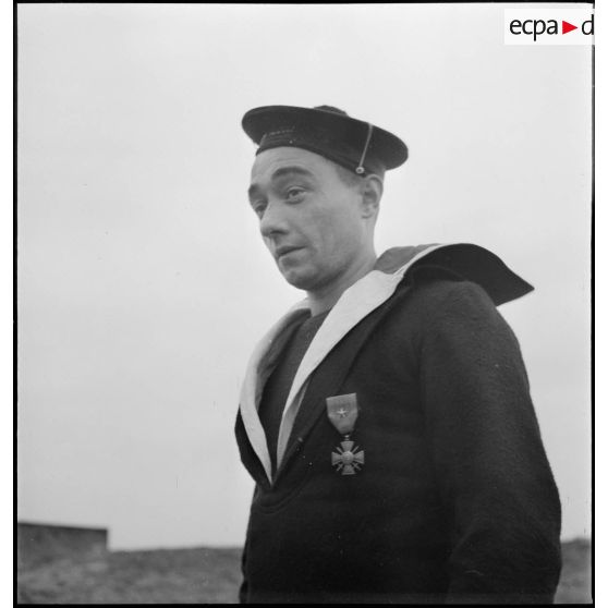 Portrait du matelot Laron, membre d'une équipe de marins démineurs, décoré de la croix de guerre avec étoile.