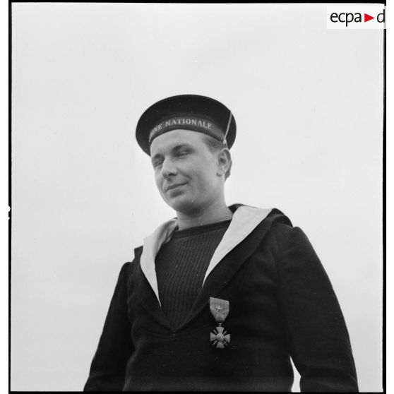 Portrait du matelot Gillet, membre d'une équipe de marins démineurs, décoré de la croix de guerre avec étoile.