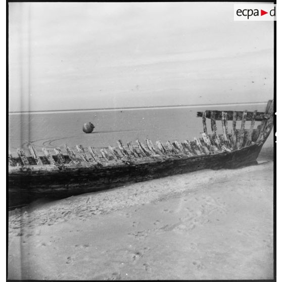Mine sous-marine allemande échouée sur une plage à Dunkerque.