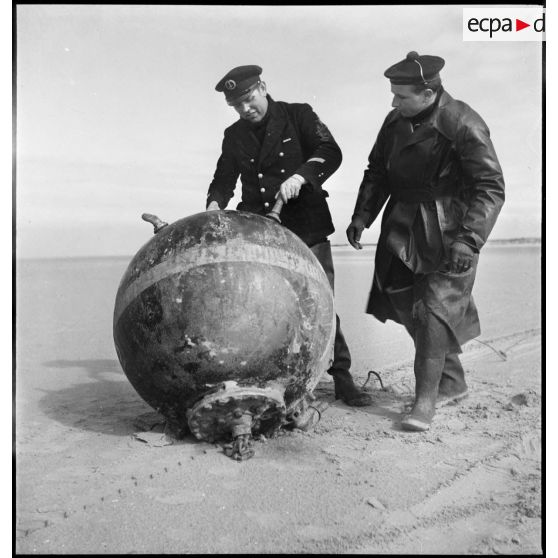 Chef d'équipe d'armuriers démineurs de la Marine nationale et un matelot.