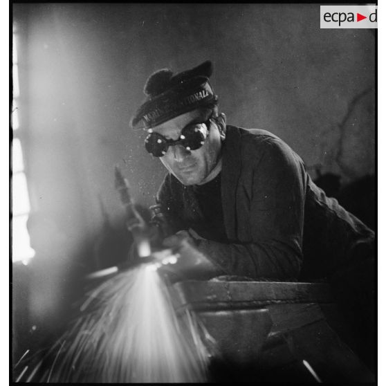 Atelier central de la flotte : un marin réalise une soudure autogène.