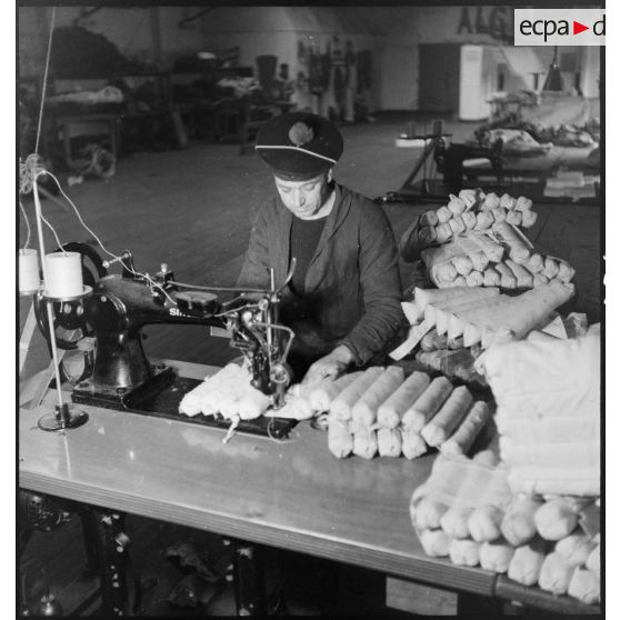 Atelier central de la flotte : un marin confectionne des ceintures de sauvetage.