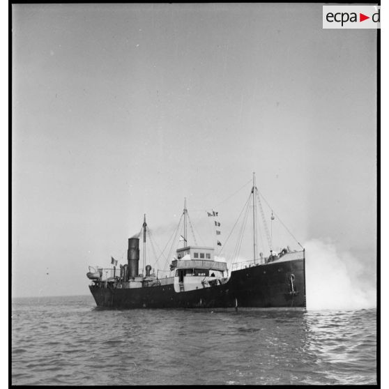 Vue tribord trois quarts avant du cargo Mars naviguant au large de Dunkerque.