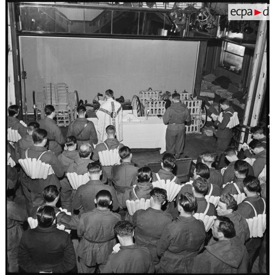 Messe à bord du paquebot/croiseur auxiliaire le Ville d'Oran.