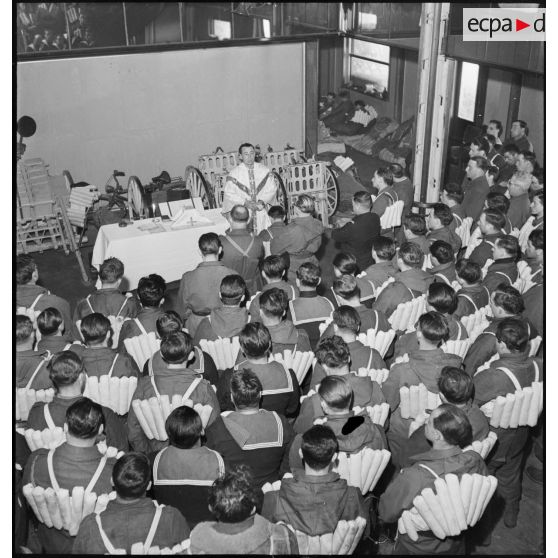 Messe à bord du paquebot/croiseur auxiliaire le Ville d'Oran.