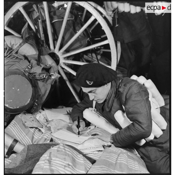 Scène de vie quotidienne à bord du croiseur auxiliaire le Ville d'Oran.