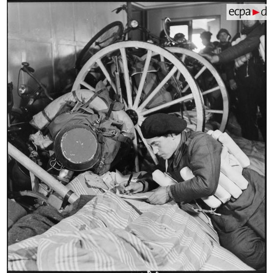 Scène de vie quotidienne à bord du croiseur auxiliaire le Ville d'Oran.