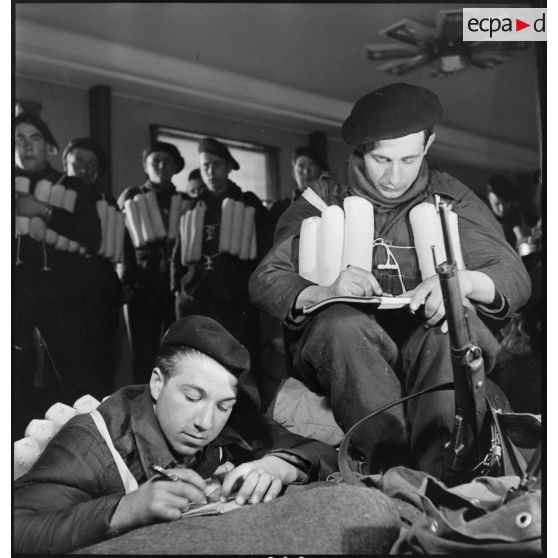 Scène de vie quotidienne à bord du croiseur auxiliaire le Ville d'Oran.