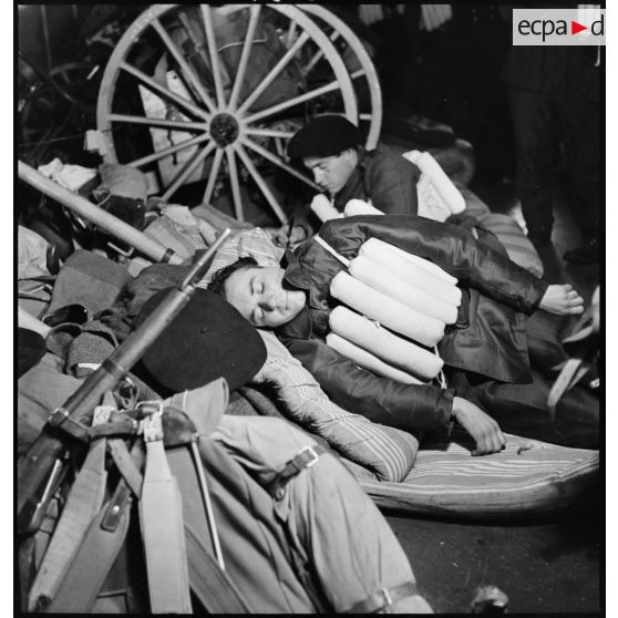 Repos de chasseurs alpins à bord du croiseur auxiliaire le Ville d'Oran.