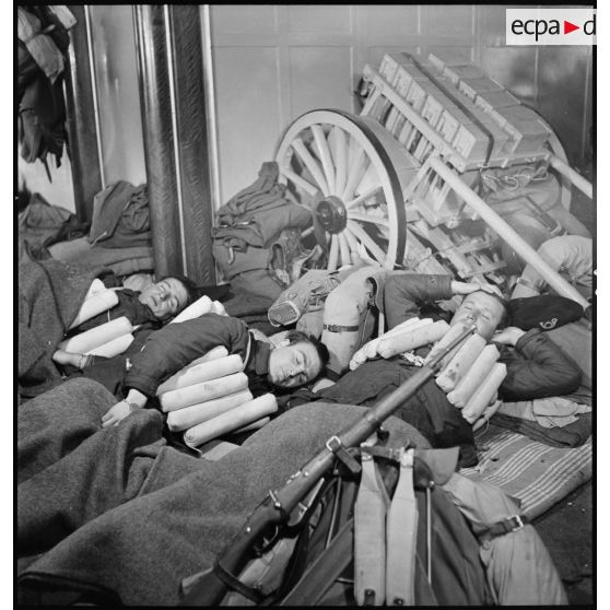 Repos de chasseurs alpins à bord du croiseur auxiliaire le Ville d'Oran.