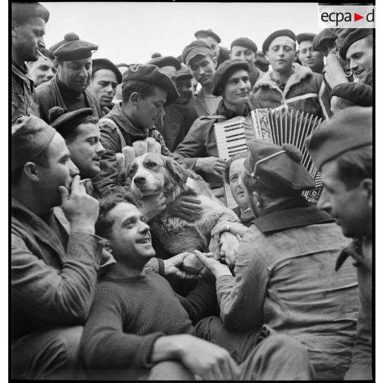 Moment de convivialité à bord du croiseur auxiliaire le Ville d'Oran.