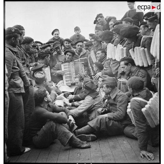 Moment de convivialité à bord du croiseur auxiliaire le Ville d'Oran.