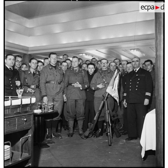 Photographie de groupe à bord du croiseur auxiliaire le Ville d'Oran.