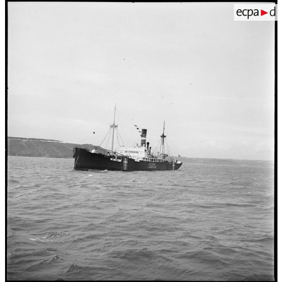 Vue trois quarts avant bâbord du cargo Hélène de la marine marchande danoise.
