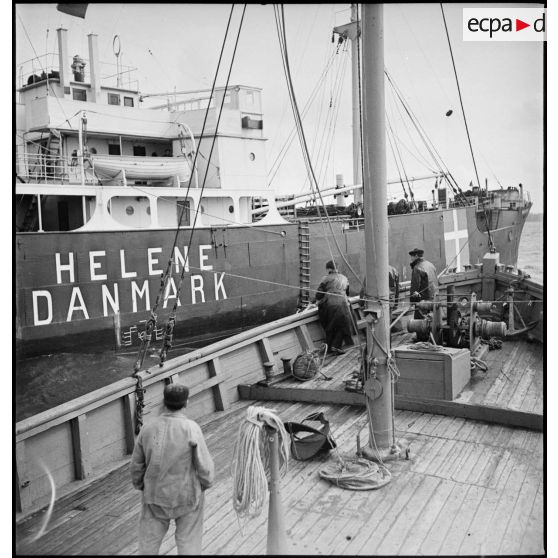 Le patrouilleur auxiliaire P 24 Médoc de la Marine nationale arraisonne le cargo marchand danois Hélène pour un contrôle au large des côtes portugaises.