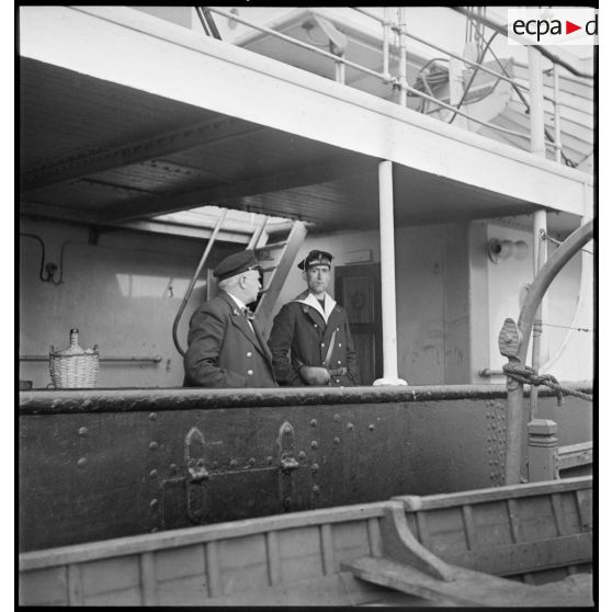 Marin français et officier de la marine marchande danoise à bord du cargo Hélène, après son arraisonnement par le patrouilleur P 24 Médoc de la Marine nationale.