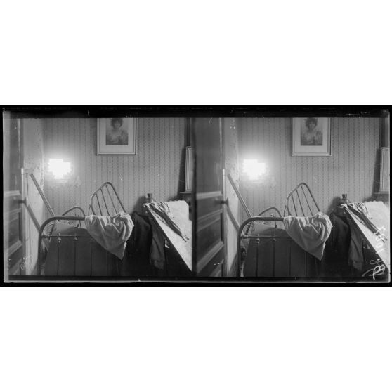 Reims : route de Reims à Châlons. Villa qui a reçu un obus dans une chambre. [légende d’origine]