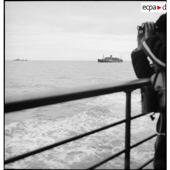 Vue sur le convoi maritime transportant une partie de la 1re DLCh vers l'Ecosse ou la Norvège.