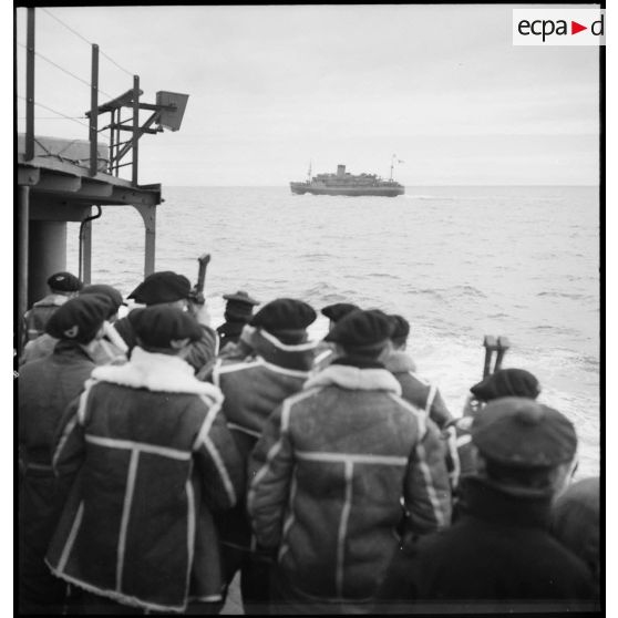 Vue sur le convoi maritime transportant une partie de la 1re DLCh vers l'Ecosse ou la Norvège.