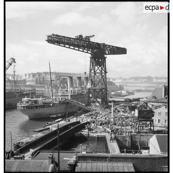 Embarquement d'éléments du 3e échelon du Corps expéditionnaire français en Scandinavie (CEFS) dans le port de Brest.