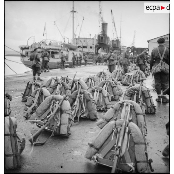 Armes et sacs de légionnaires du Corps expéditionnaire français en Scandinavie (CEFS) en faisceau dans le port de Brest.