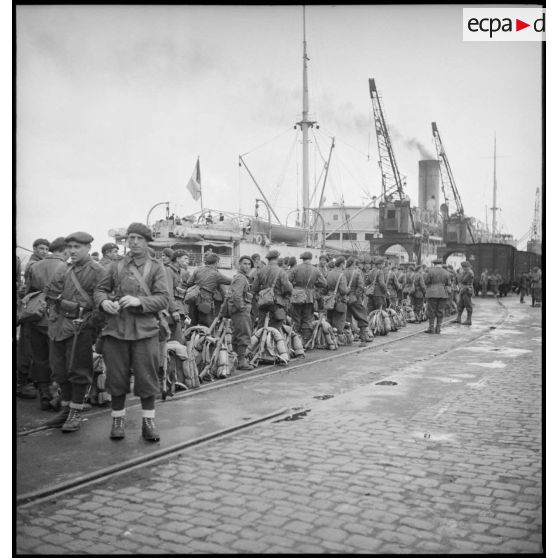 Embarquement de légionnaires de la 13e DBMLE dans le port de Brest.
