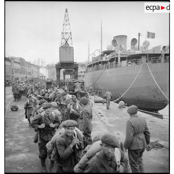 Embarquement de légionnaires de la 13e DBMLE dans le port de Brest.