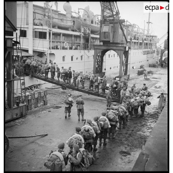 Embarquement de légionnaires de la 13e DBMLE dans le port de Brest.