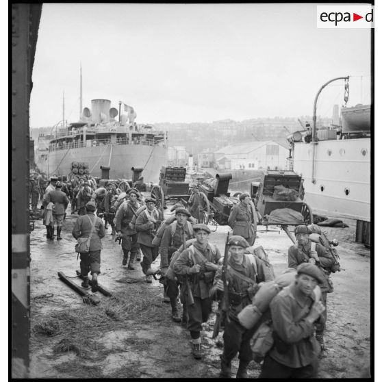 Embarquement de légionnaires de la 13e DBMLE dans le port de Brest.