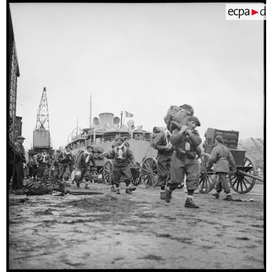 Embarquement de légionnaires de la 13e DBMLE dans le port de Brest.