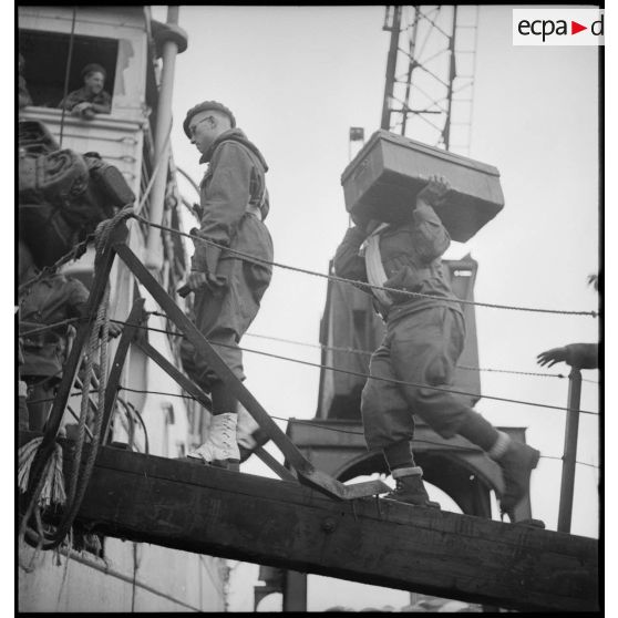 Embarquement de légionnaires de la 13e DBMLE dans le port de Brest.