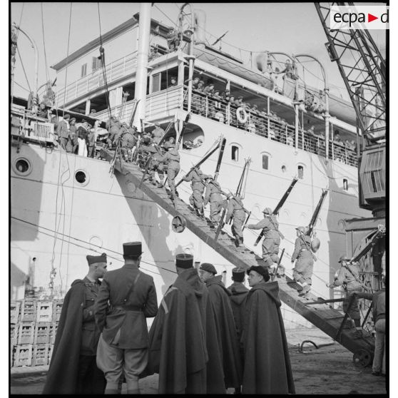 Embarquement de légionnaires de la 13e DBMLE dans le port de Brest.