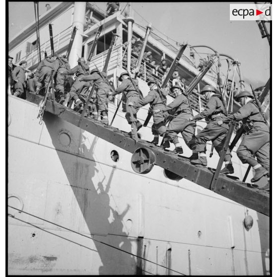 Embarquement de légionnaires de la 13e DBMLE dans le port de Brest.