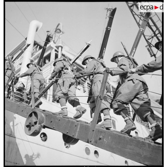 Embarquement de légionnaires de la 13e DBMLE dans le port de Brest.