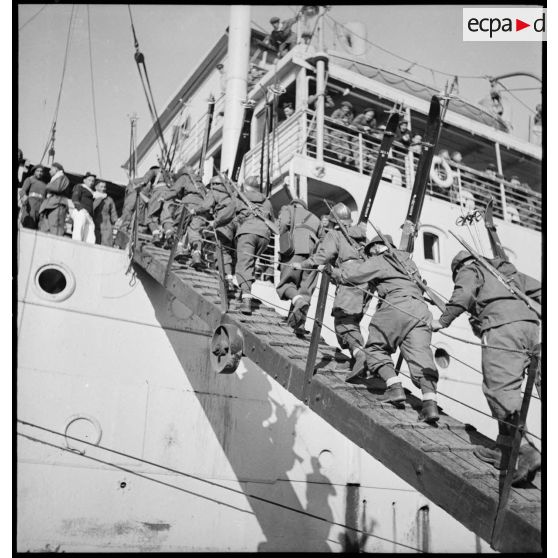 Embarquement de légionnaires de la 13e DBMLE dans le port de Brest.
