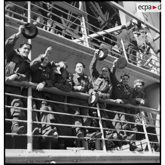 Embarquement de soldats du CEFS dans le port de Brest.