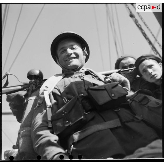 Portrait d'un légionnaire de la 13e DBMLE embarquant dans le port de Brest.