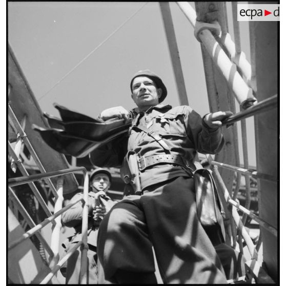 Portrait d'un sous-officier de la 13e DBMLE embarquant dans le port de Brest.