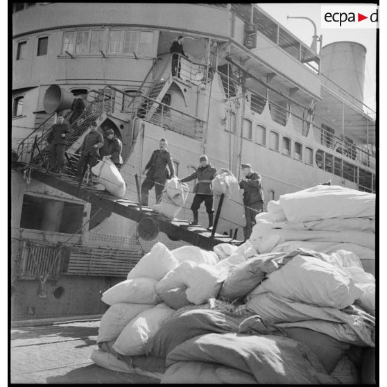 Chargement de matériel pour le Corps expéditionnaire français en Scandinavie (CEFS) dans le port de Brest.