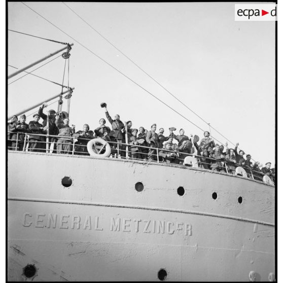 Embarquement de soldats du Corps expéditionnaire français en Scandinavie (CEFS) dans le port de Brest.