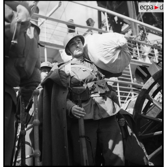 Portrait d'un légionnaire de la 13e DBMLE embarquant dans le port de Brest.