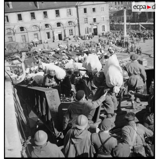Embarquement de légionnaires de la 13e DBMLE dans le port de Brest.