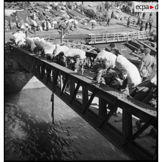 Embarquement de légionnaires de la 13e DBMLE dans le port de Brest.