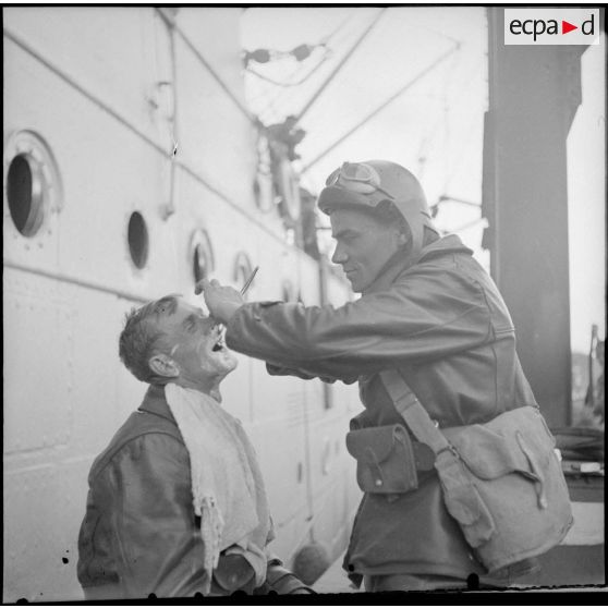 Séance de rasage improvisée sur un quai du port de Brest.